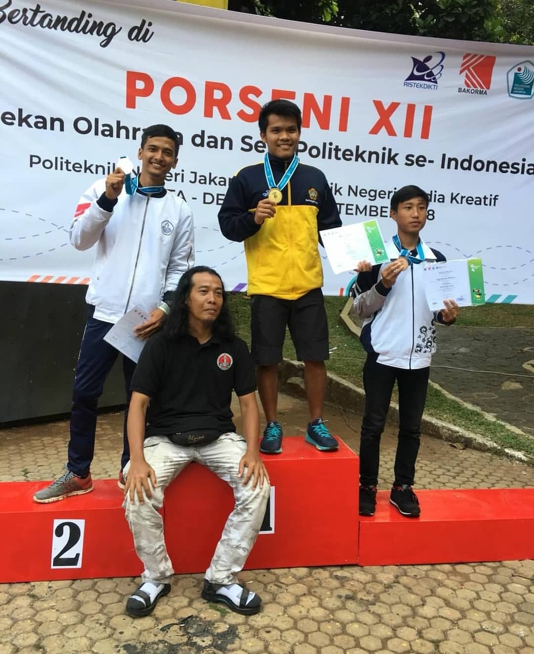 medali perak Cabang Wall Climbing nomor Speed Klasik Putra